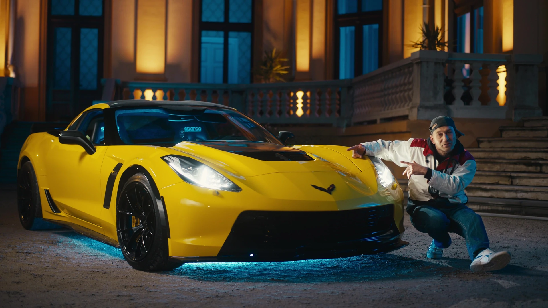 Reperis prie geltono Corvette.