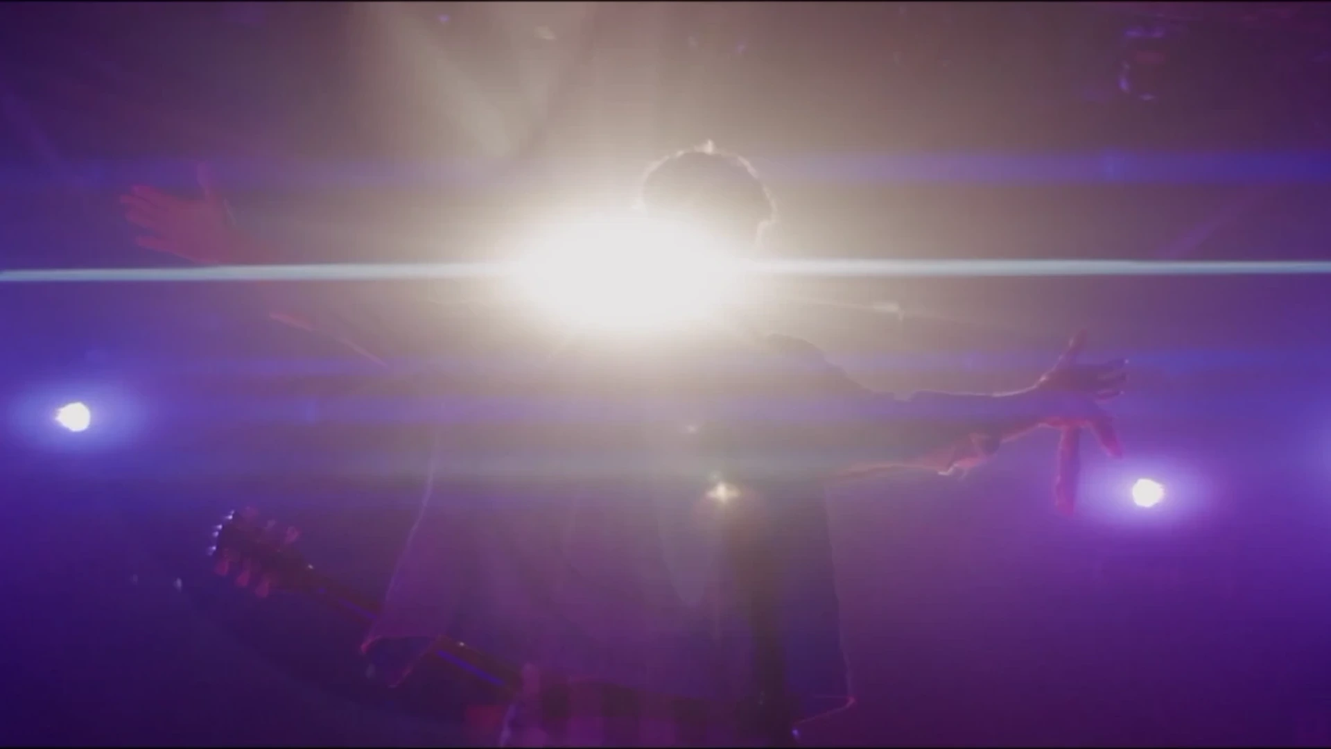 PhonicMind herojus scenoje violetiniame apšvietime.