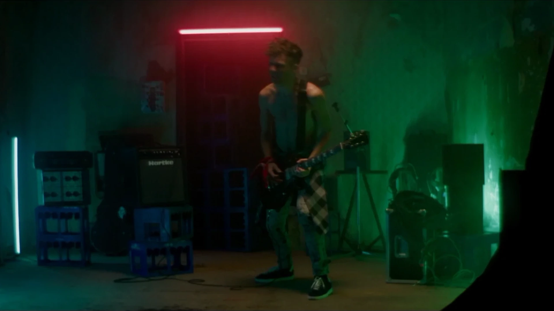 PhonicMind herojus be marškinėlių groja gitara.
